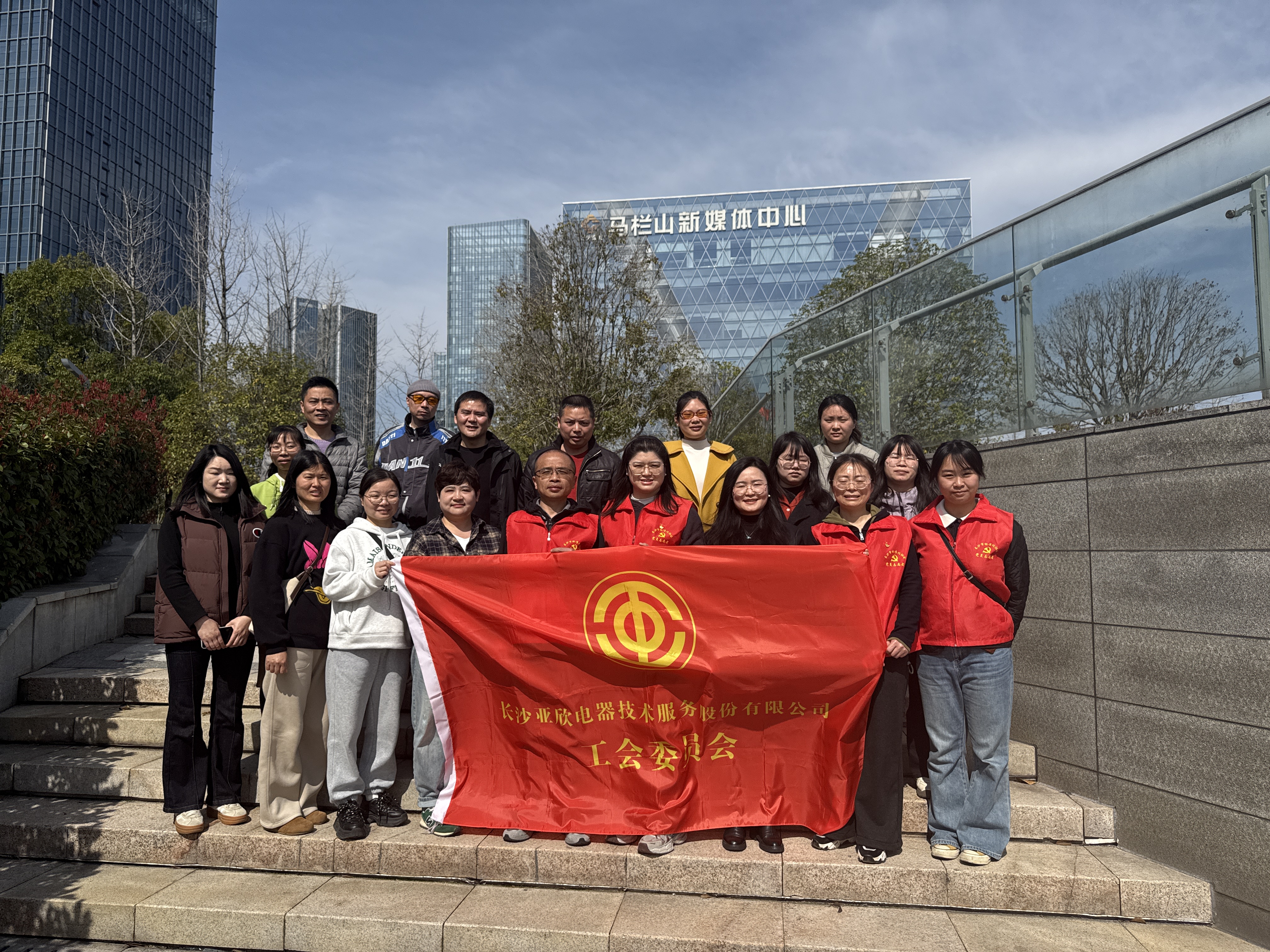 传承雷锋薪火助力绿色环卫——长沙摇钱树娱乐电器积极参加学雷锋公益活动